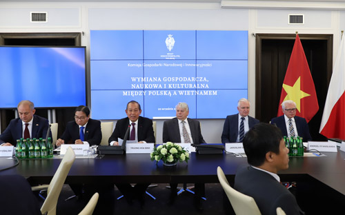 Deputy PM Truong Hoa Binh (3rd from left) attends the Viet Nam-Poland Economic Cooperation Conference as part of his ongoing visit to Poland. Photo: VGP